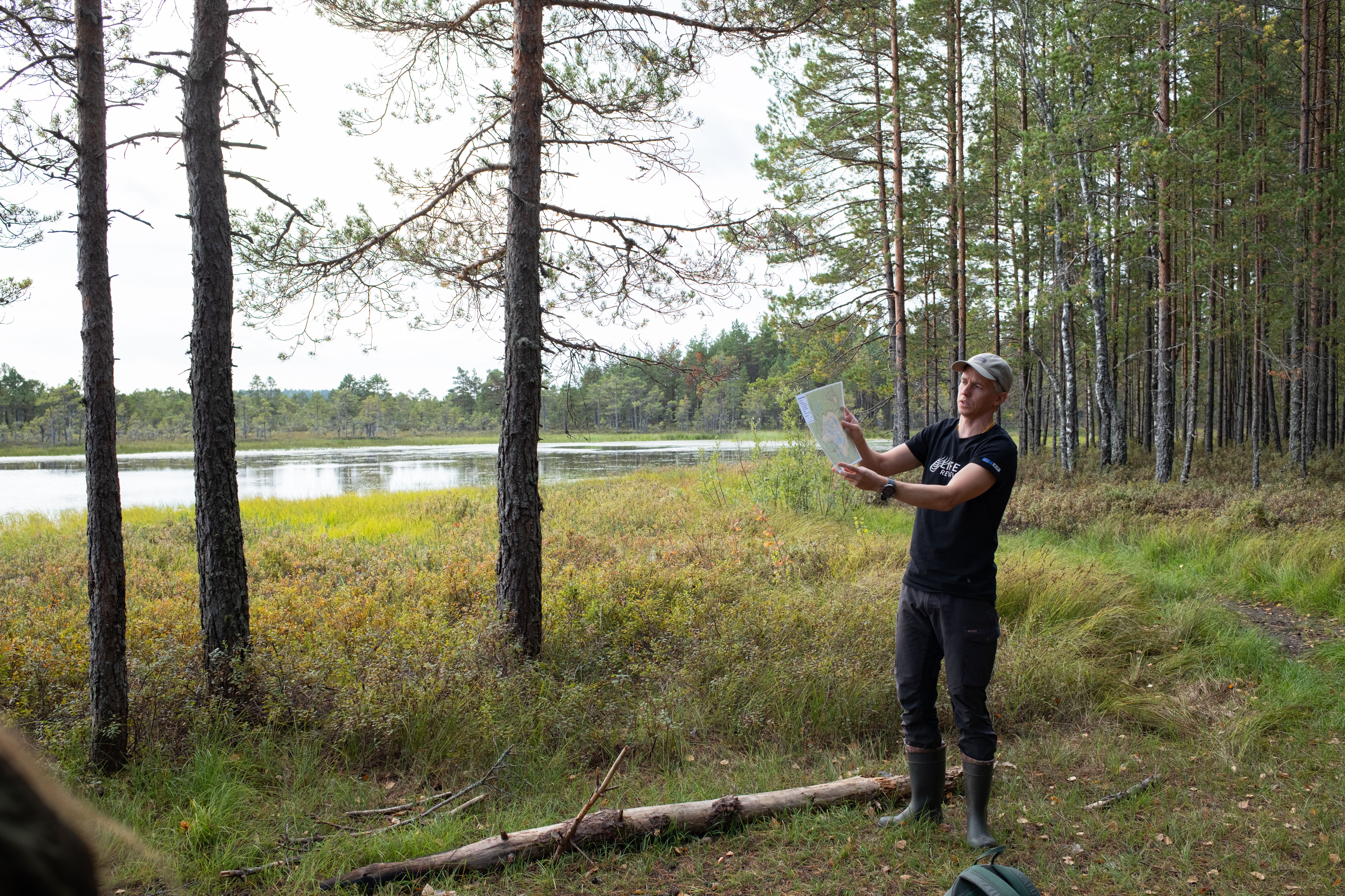 Mihkel Järveoja, verkefnastjóri LIFE Revives hjá Ríkisskógrækt Eistlands (sem sér um verndun votlendis), útskýrir skurðafyllingarnar í friðlandinu. Mynd: Elisabeth Bernard