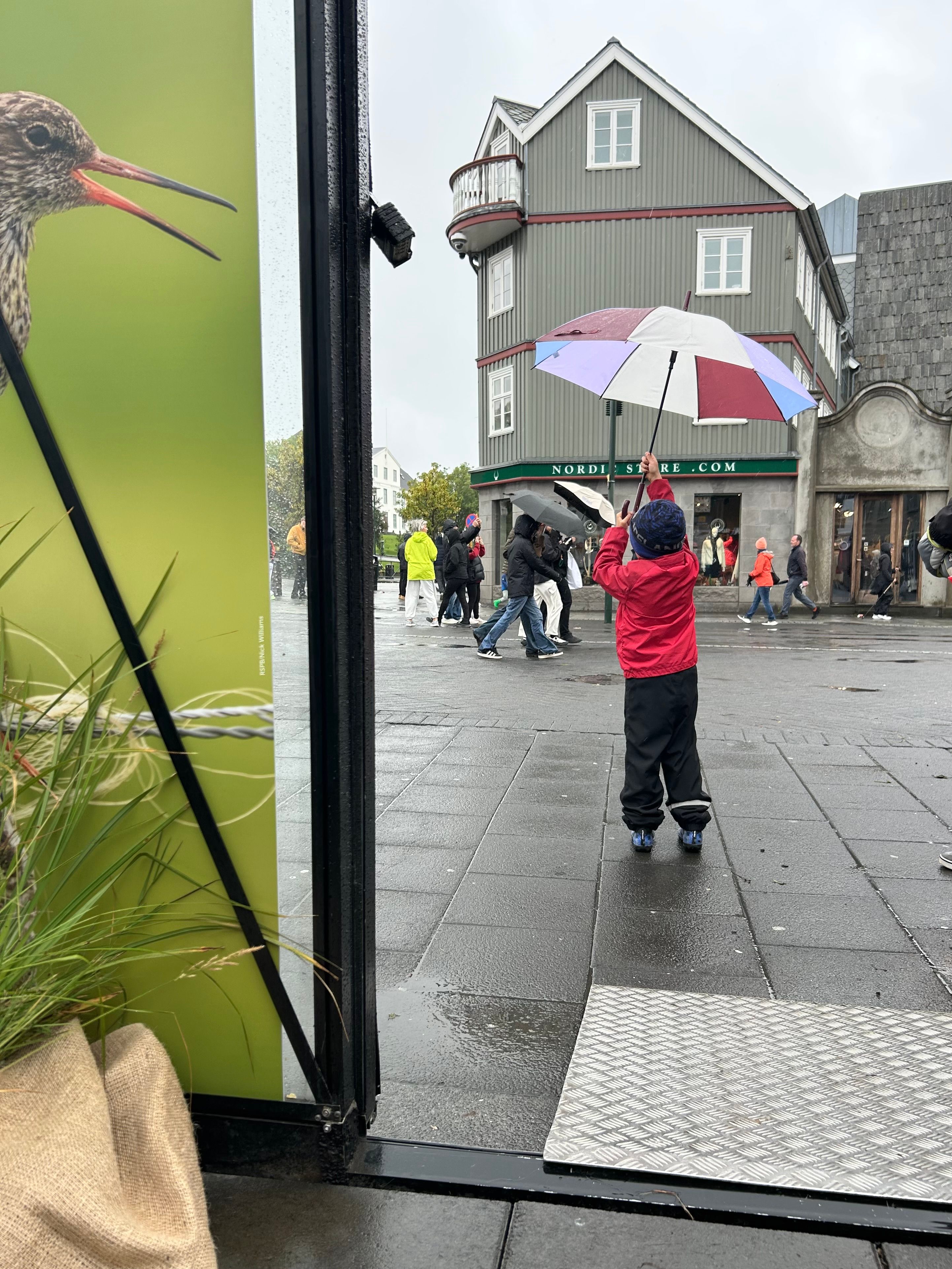 Gestir létu rigninguna ekki á sig fá Mynd: Bára Huld Beck