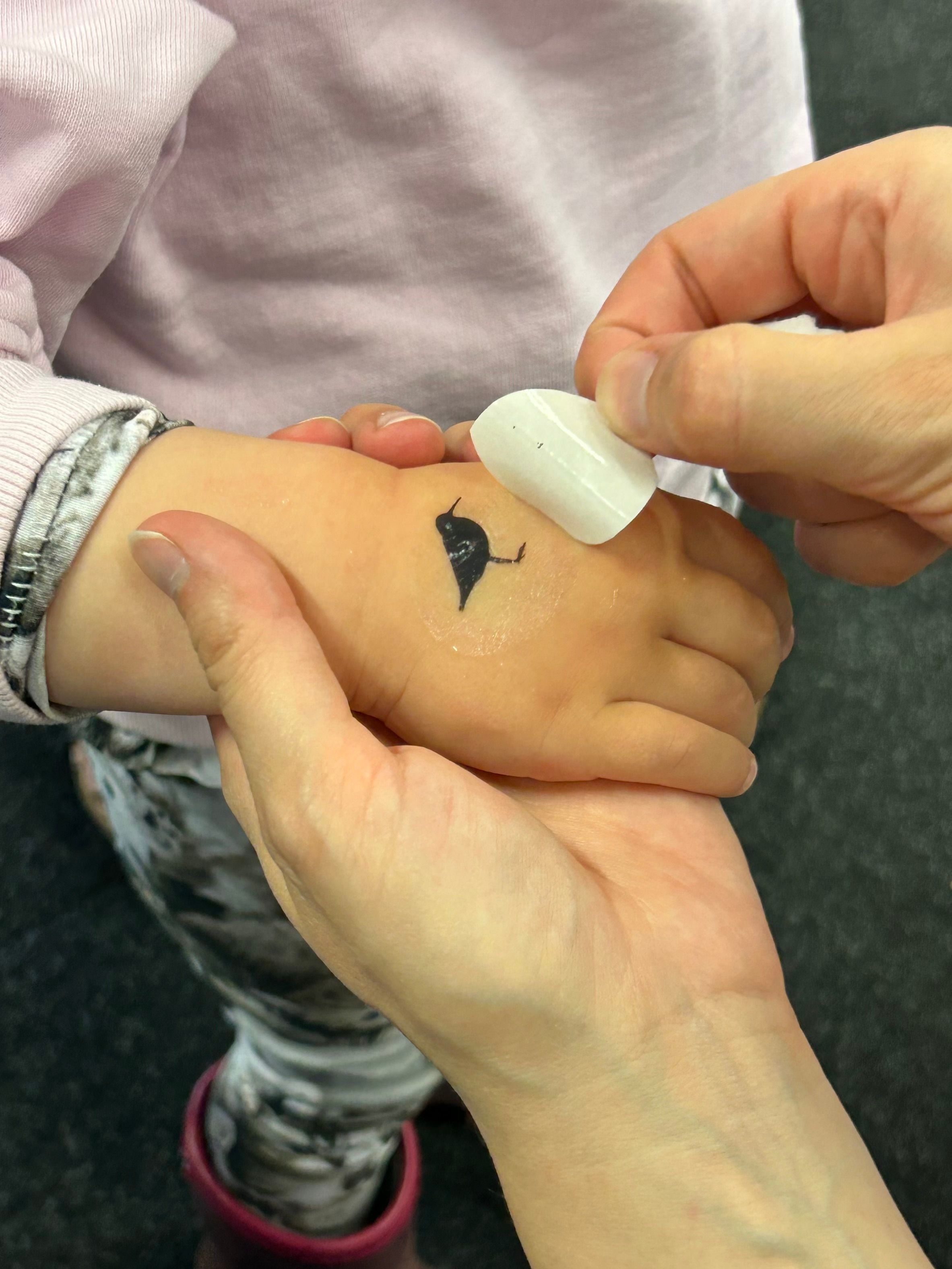 Hægt var að fá sér tattú með mynd af fuglunum okkar. Mynd: Bára Huld Beck