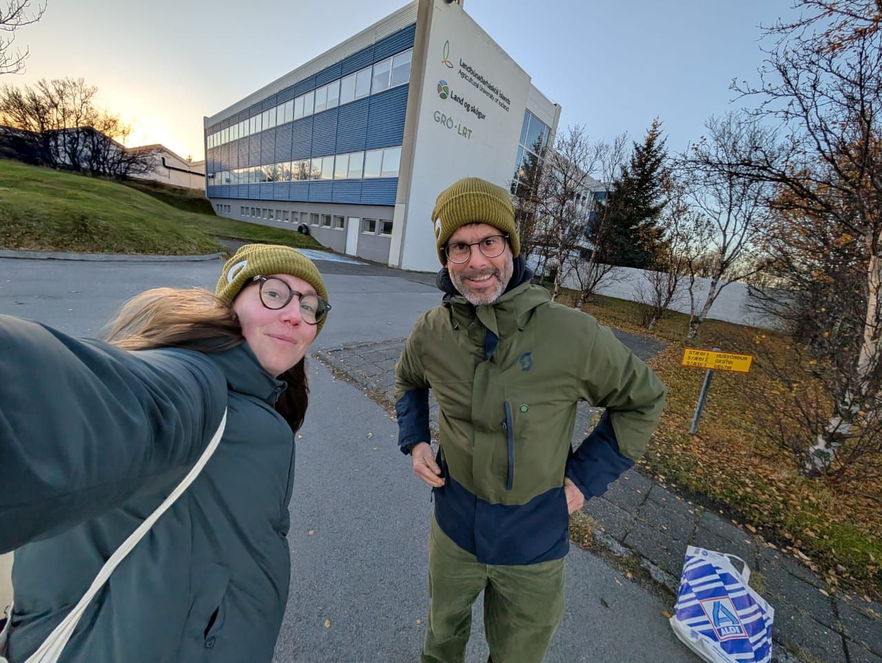 Jóhanna Gísladóttir, fyrrverandi verkefnastjóri Mýralífs, tók á móti Tilmann Disselhoff, yfirmanni endurheimtarteymis votlendis hjá NABU í október 2025. Mynd: Jóhanna Gísladóttir