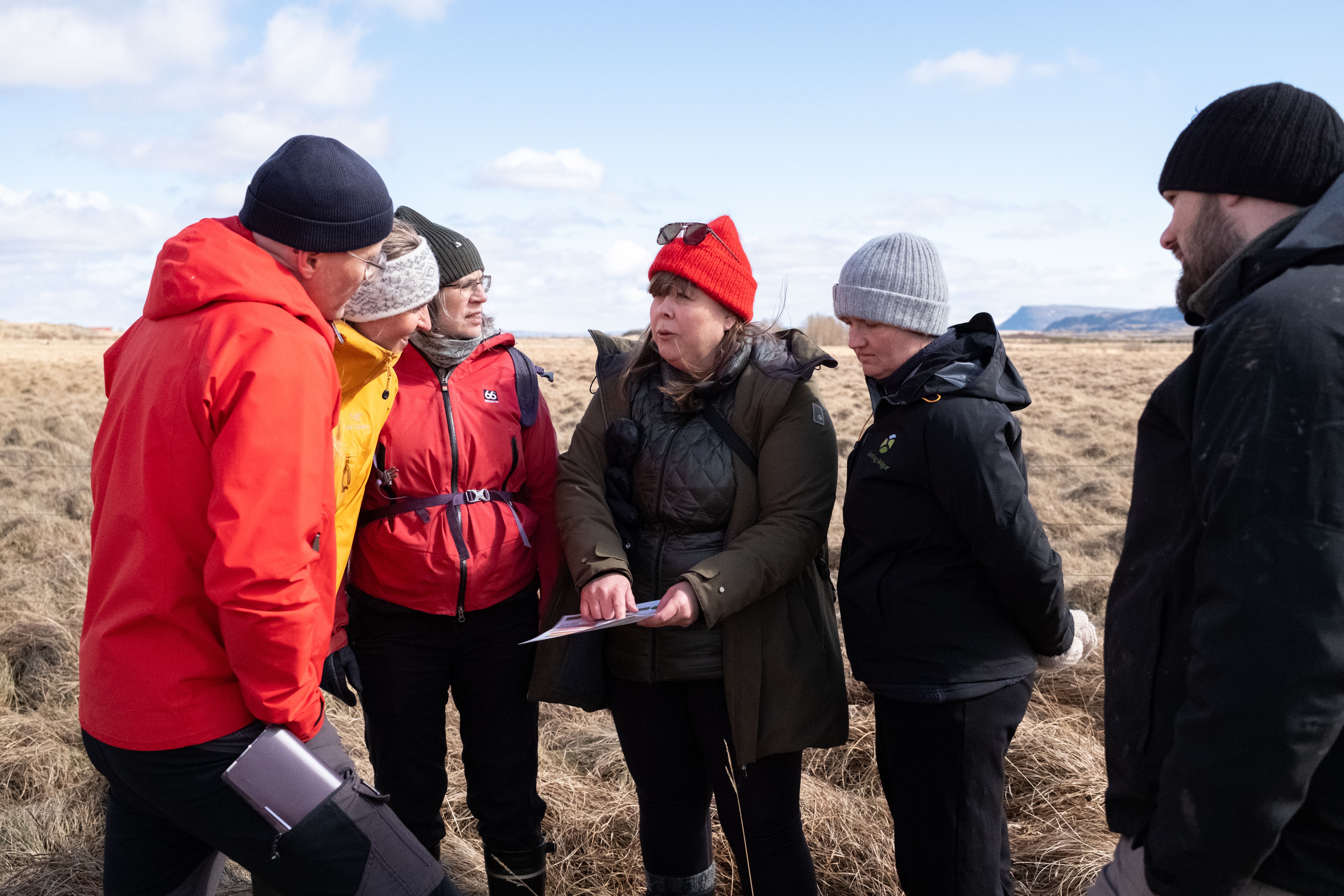 Ágústa Helgadóttir, votlendisvistfræðingur og sérfræðingur hjá Landi og skógi, kynnir greiningartæki sem notað er til að meta heilbrigði votlendis fyrir öðrum samstarfsaðilum á Hvanneyri í maí 2026. Mynd: Elisabeth Bernard