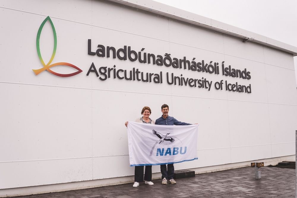 Ragnheiður Inga Þórarinsdóttir, rektor LBHÍ, og Tilmann Disselhoff, yfirmaður endurheimtarteymis votlendis hjá NABU, fagna nýju samstarfi í ágúst 2026 á Hvanneyri. Mynd: James Einar Becker
