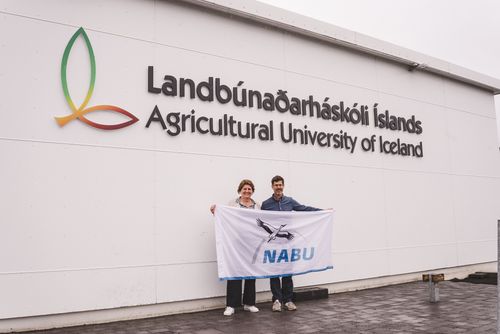 Ragnheiður Inga Þórarinsdóttir, rektor LBHÍ, og Tilmann Disselhoff, yfirmaður endurheimtarteymis votlendis hjá NABU, fagna nýju samstarfi í ágúst 2026 á Hvanneyri. Mynd: James Einar Becker